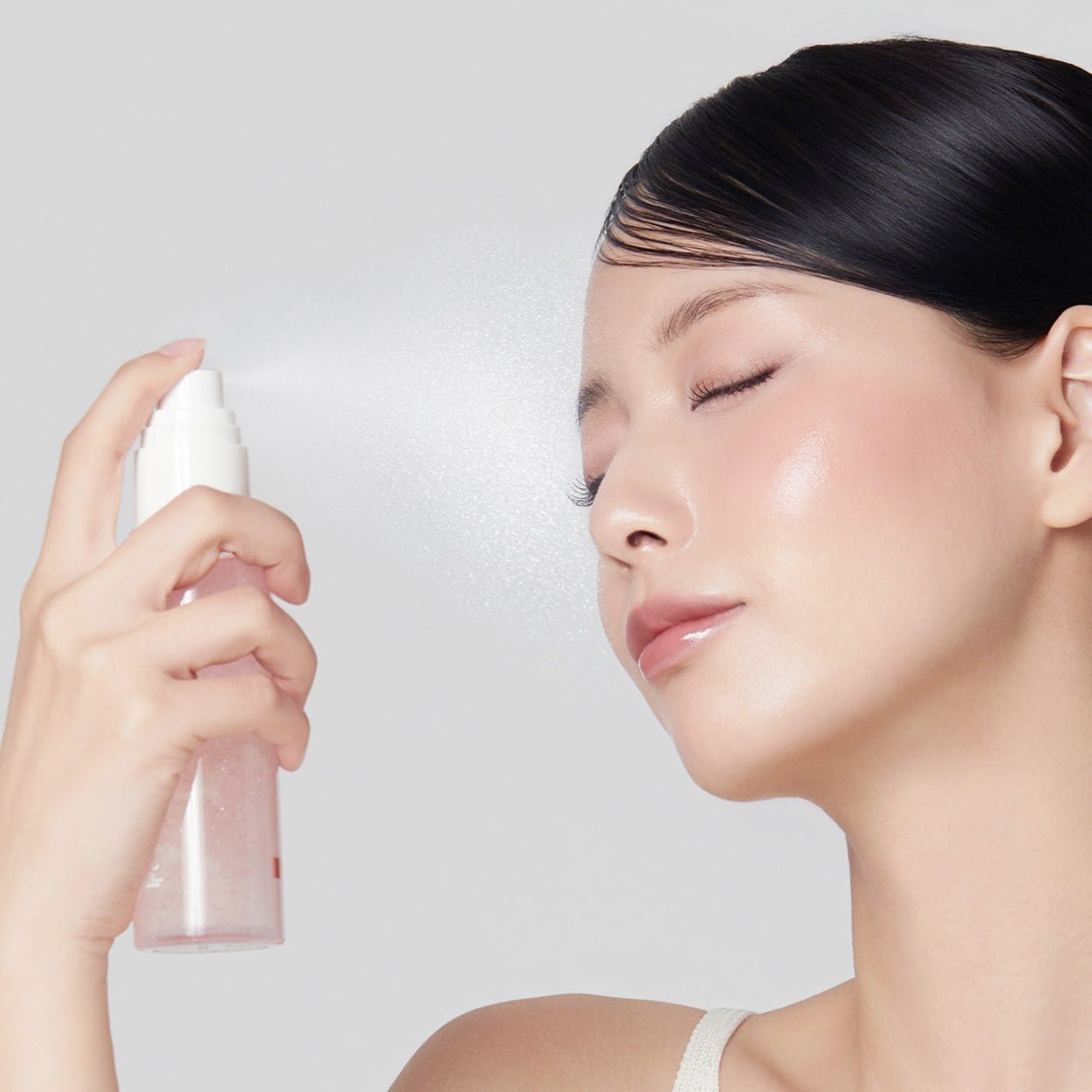 Women spreading the mist on the face