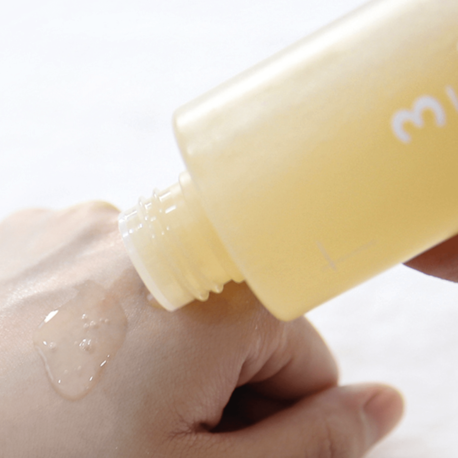 “NUMBUZIN No.3 Super Glowing Essence Toner bottle front view”

“NUMBUZIN No.3 toner texture and essence formula”

“Glowing Essence Toner applied on skin texture”

“NUMBUZIN No.3 brightening toner product flat lay”

“Hydrating and glowing results from NUMBUZIN No.3 toner”